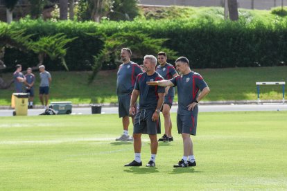Día I del Almería de Pimienta con 30 futbolistas en el campo Anexo.