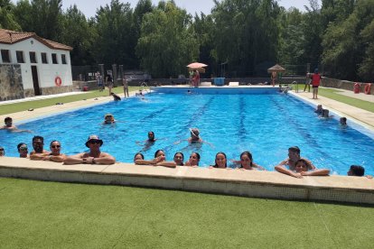 Habitantes y turistas de Fondón escuchando el programa 'Hoy por Hoy Almería'.