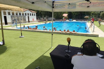 Alfredo Casas haciendo el programa 'Hoy por Hoy Almería' con los habitantes y turistas de Fondón escuchando.