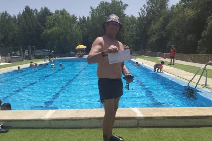 Miguel Ángel, vecino de Fondón, con su regalo del bono familiar a las Cuevas de Sorbas conseguido durante el programa 'Hoy por Hoy Almería'.