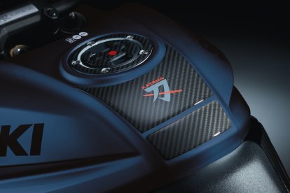 La firma nipona lanza una edición limitada de KATANA equipada con asiento bordado, protectores de depósito y escape Akrapovic.