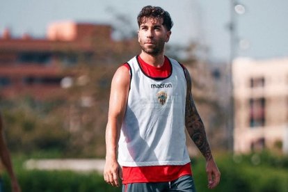Embarba tiene contrato en el Almería hasta el año 2028.