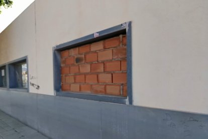 Ladrillos hay de sobra en el entorno del campo pero ni uno dentro.