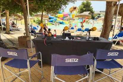 Set de Cadena SER situado enfrente de la piscina infantil del Mariopark para hacer el programa 'Hoy por Hoy Almería'.