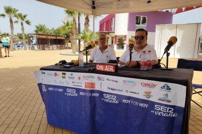 Alberto Castro, director del Mariopark, con Alfredo Casas para el programa 'Hoy por Hoy Almería'.