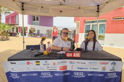 Vanesa Contreras, trabajadora hostelera del Mariopark, con Alfredo Casas para el programa 'Hoy por Hoy Almería'.
