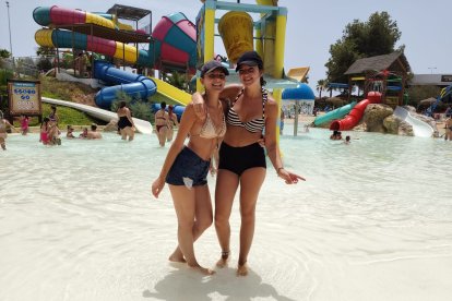 Las monitoras de Decroly Alicia y Elena en la piscina infantil del Mariopark.