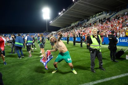 Samú Costa celebrando el ascenso del Almería en Leganés.