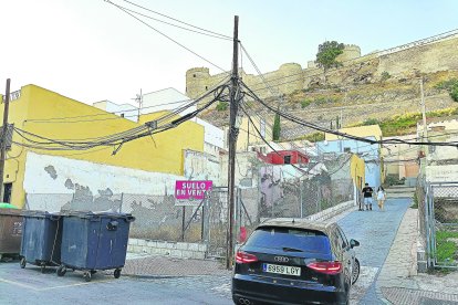 Vista de la Alcazaba. Delante, la sinfonía de cables que preside el solar.