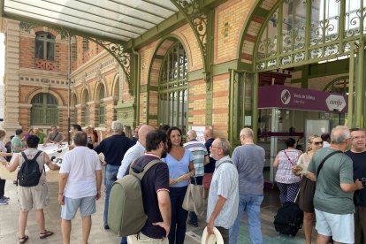 Los almerienses se concentran en una convocatoria de la Mesa del Ferrocarril frente a la estación para pedir mejoras en el servicio.