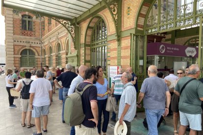 Los almerienses se concentran en una convocatoria de la Mesa del Ferrocarril frente a la estación para pedir mejoras en el servicio.