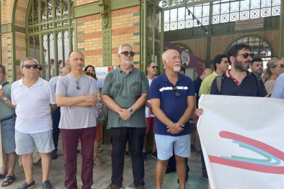 Los almerienses se concentran en una convocatoria de la Mesa del Ferrocarril frente a la estación para pedir mejoras en el servicio.
