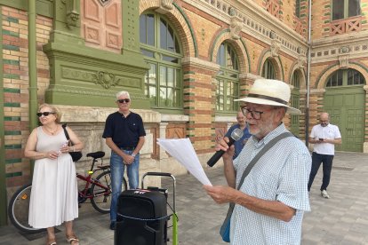 Los almerienses se concentran en una convocatoria de la Mesa del Ferrocarril frente a la estación para pedir mejoras en el servicio.