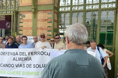 Los almerienses se concentran en una convocatoria de la Mesa del Ferrocarril frente a la estación para pedir mejoras en el servicio.