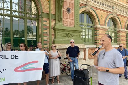 Los almerienses se concentran en una convocatoria de la Mesa del Ferrocarril frente a la estación para pedir mejoras en el servicio.