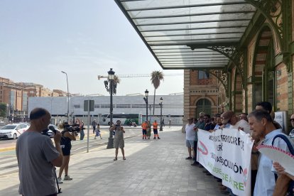 Los almerienses se concentran en una convocatoria de la Mesa del Ferrocarril frente a la estación para pedir mejoras en el servicio.