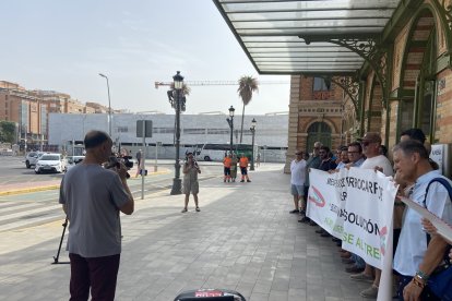 Los almerienses se concentran en una convocatoria de la Mesa del Ferrocarril frente a la estación para pedir mejoras en el servicio.