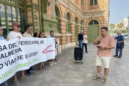 Los almerienses se concentran en una convocatoria de la Mesa del Ferrocarril frente a la estación para pedir mejoras en el servicio.