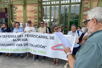 Los almerienses se concentran en una convocatoria de la Mesa del Ferrocarril frente a la estación para pedir mejoras en el servicio.