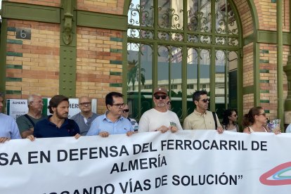 Los almerienses se concentran en una convocatoria de la Mesa del Ferrocarril frente a la estación para pedir mejoras en el servicio.