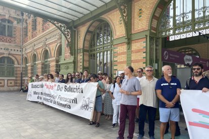 Los almerienses se concentran en una convocatoria de la Mesa del Ferrocarril frente a la estación para pedir mejoras en el servicio.