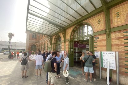 Los almerienses se concentran en una convocatoria de la Mesa del Ferrocarril frente a la estación para pedir mejoras en el servicio.