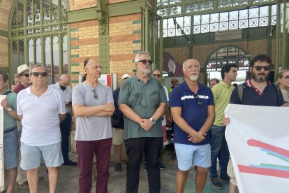 Los almerienses se concentran en una convocatoria de la Mesa del Ferrocarril frente a la estación para pedir mejoras en el servicio.