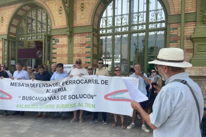 Los almerienses se concentran en una convocatoria de la Mesa del Ferrocarril frente a la estación para pedir mejoras en el servicio.