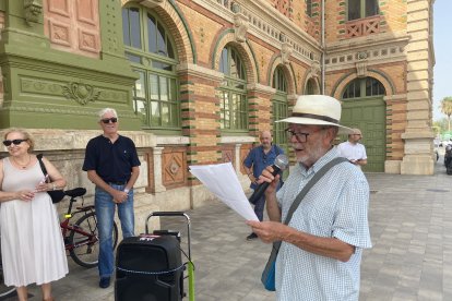 Los almerienses se concentran en una convocatoria de la Mesa del Ferrocarril frente a la estación para pedir mejoras en el servicio.