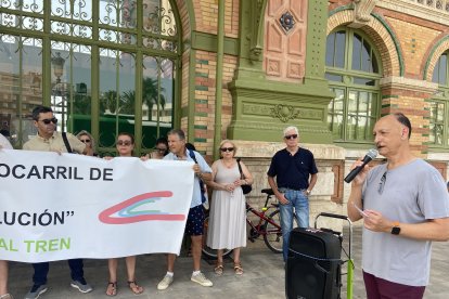 Los almerienses se concentran en una convocatoria de la Mesa del Ferrocarril frente a la estación para pedir mejoras en el servicio.