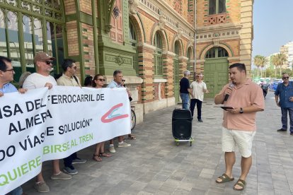 Los almerienses se concentran en una convocatoria de la Mesa del Ferrocarril frente a la estación para pedir mejoras en el servicio.