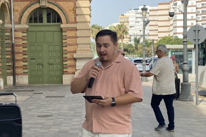 Los almerienses se concentran en una convocatoria de la Mesa del Ferrocarril frente a la estación para pedir mejoras en el servicio.