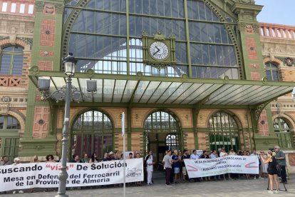 Los almerienses se concentran en una convocatoria de la Mesa del Ferrocarril frente a la estación para pedir mejoras en el servicio.