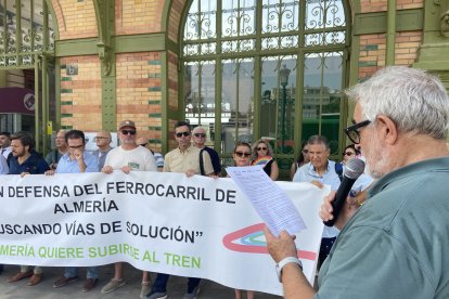 Los almerienses se concentran en una convocatoria de la Mesa del Ferrocarril frente a la estación para pedir mejoras en el servicio.