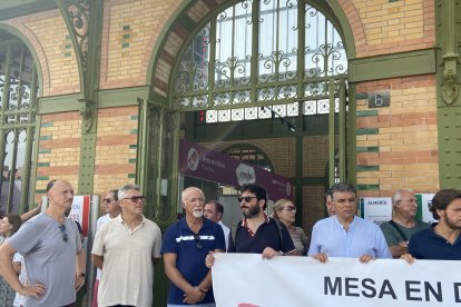 Los almerienses se concentran en una convocatoria de la Mesa del Ferrocarril frente a la estación para pedir mejoras en el servicio.