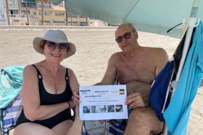Una pareja de Melilla tras recibir su regalo por una visita a las Cuevas de Sorbas.