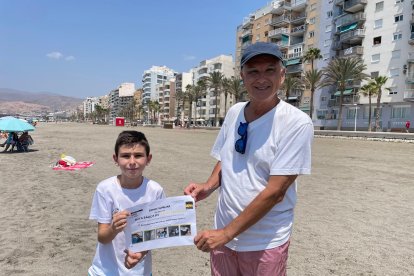 Asier junto a su abuelo tras recibir su regalo para visitar las Cuevas de Sorbas.