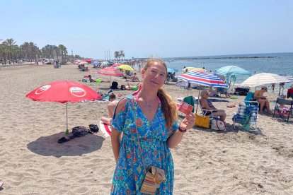 Elisa González de Granada disfruta de su helado gratis para tomar en Almería.