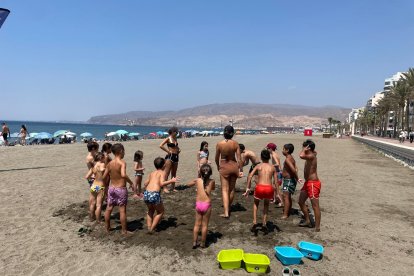 Los niños de Decroly Kids disfrutan de la playa junto a las monitoras Elena y Alicia.