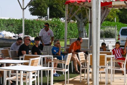 Abonados de la UDA esperando su turno para renovar en el Mediterráneo.