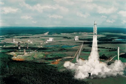 Ilustración de la ESA mostrando el lanzamiento de Hermes en un Ariane 5.