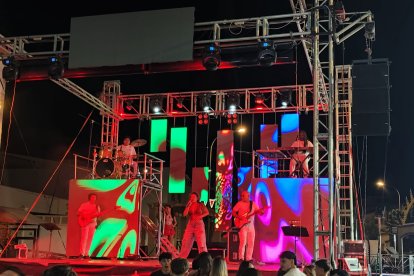 'La Gran Orquesta' en el escenario de la verbena de las fiestas de verano de Abla