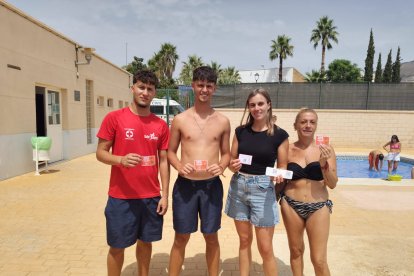 Yibril, Adri, Ana y Sonia, vecinos de Dalías, con sus vales para helado y una entrada doble para el Mariopark