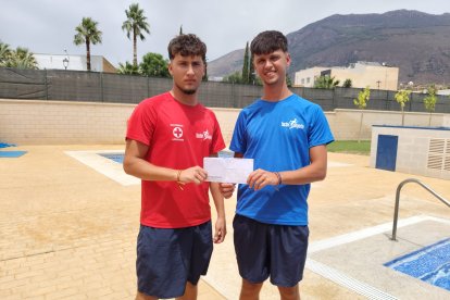 Yibril y Adri, vecinos de Dalías, con su bono familiar para las cuevas de Sorbas en la piscina municipal