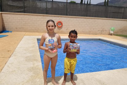 Los más pequeños que han jugado con las monitoras de Decroly Kids con sus regalos