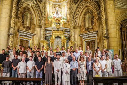 Lo normal es que toda la plantilla pose en el Altar Mayor pero esta vez...