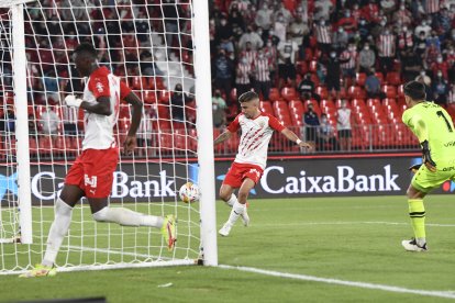 Umar Sadiq se aparta para incurrir en fuera de juego y Pozo remata a gol.