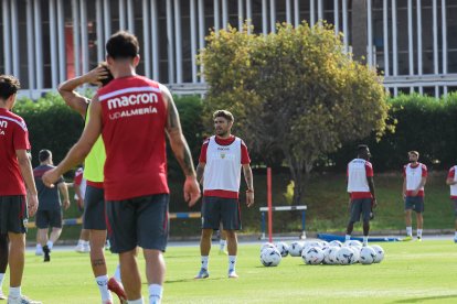 Pozo con el peto blanco con semblante serio entrenando con García Pimienta.