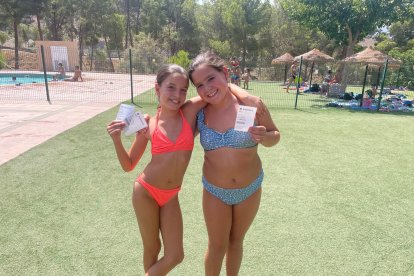 Elena y Lucia junto con su entrada por ir a ver una película a Kinepolis Almería.