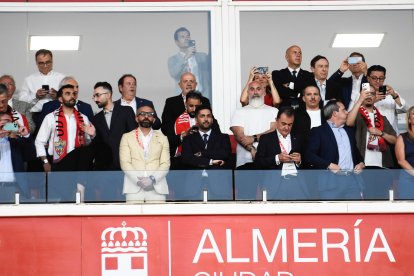 Mohammed Al-Khereiji contempla su gran obra desde el palco.